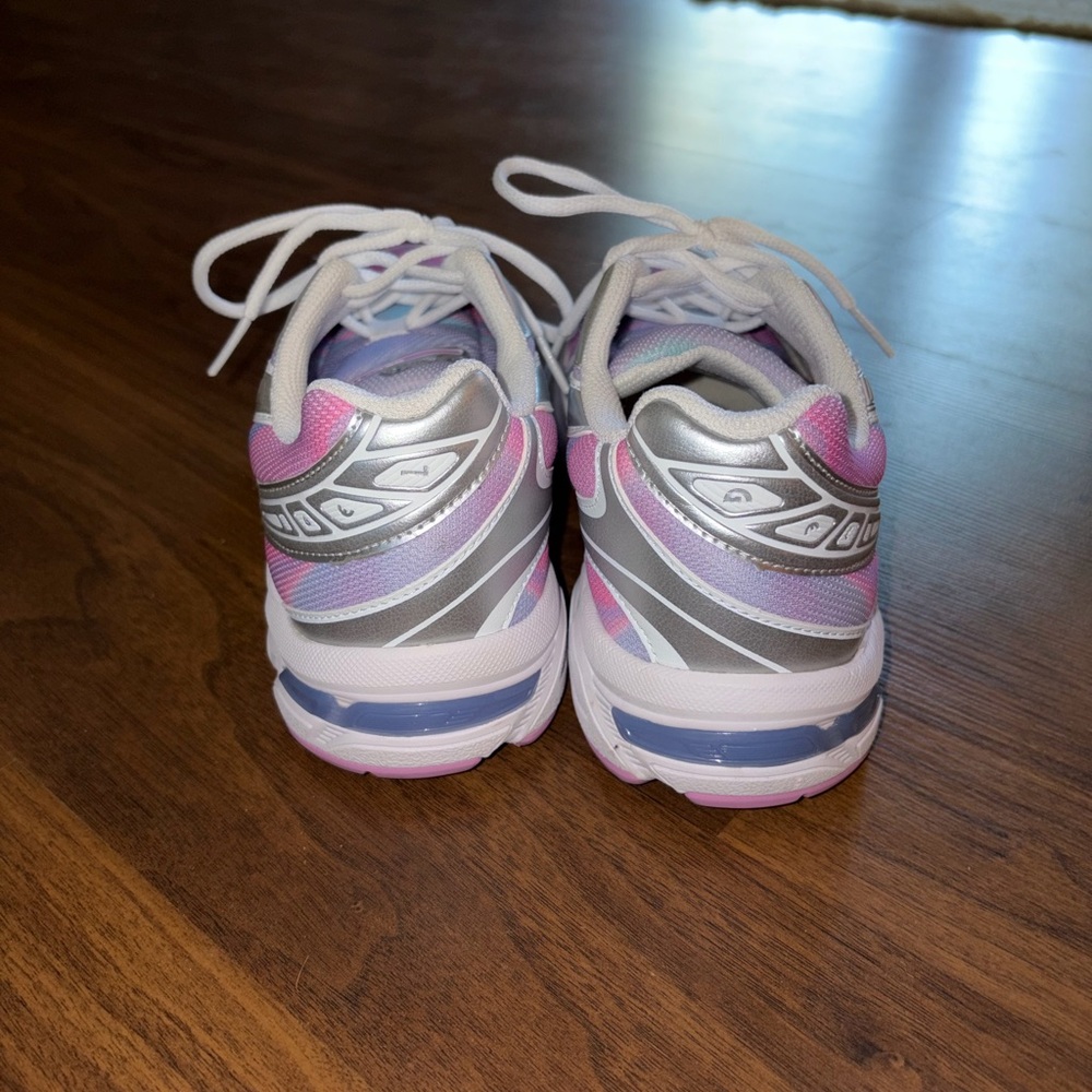 ASICS - Picture 2 of 3
